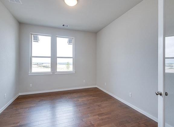5th image of 553 Dayridge Dr