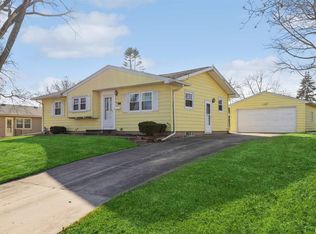 2802 Hillside Ct, Bettendorf, IA 52722