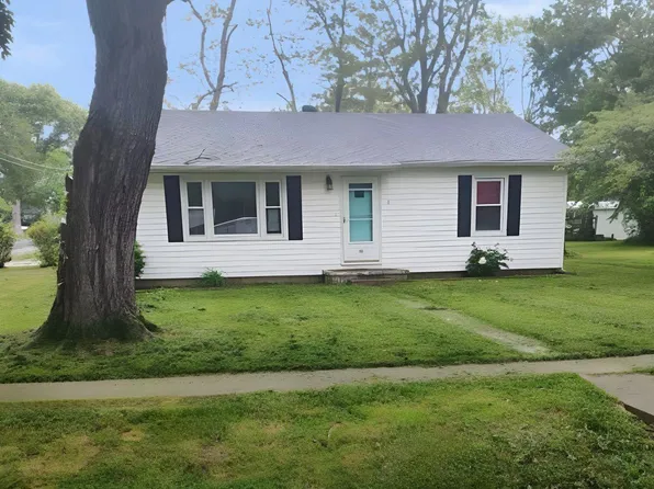 501 S Walnut St, Wayne City, IL 62895