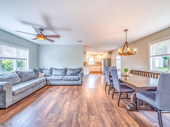 4th image of 52 Woodbine Ave