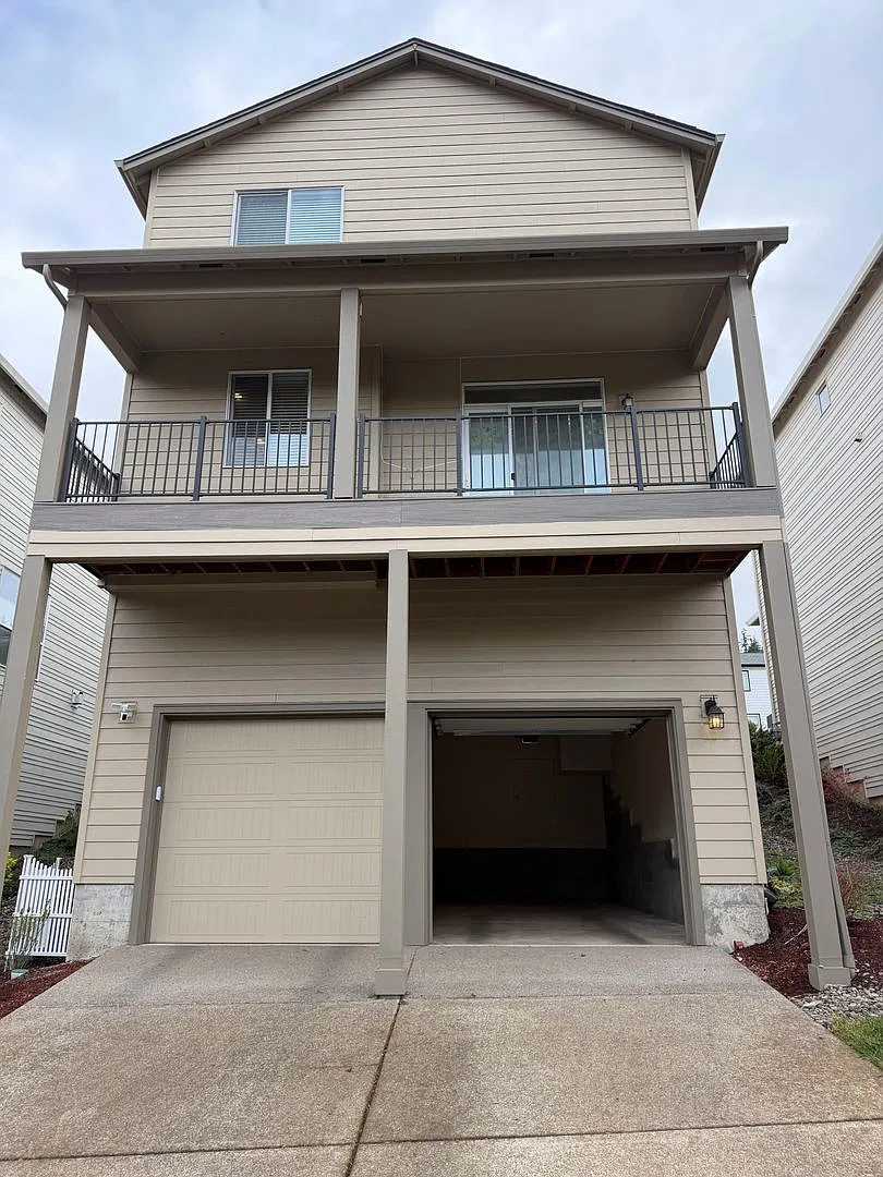 Newer Construction 4 Bedroom in SE Hills — Photo 2