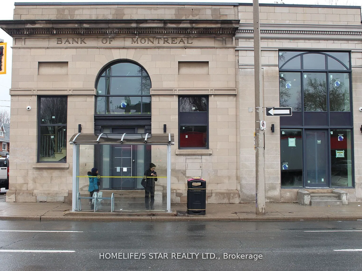 837 King St E — Photo 1