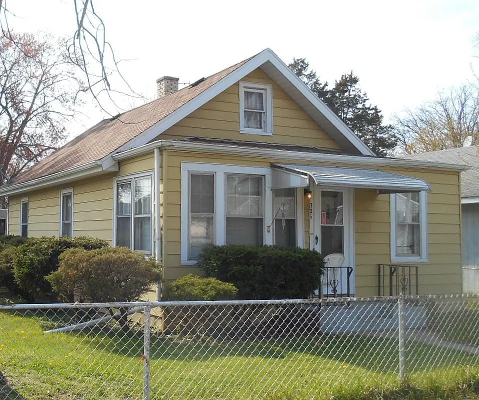 725 Esther St photo 1
