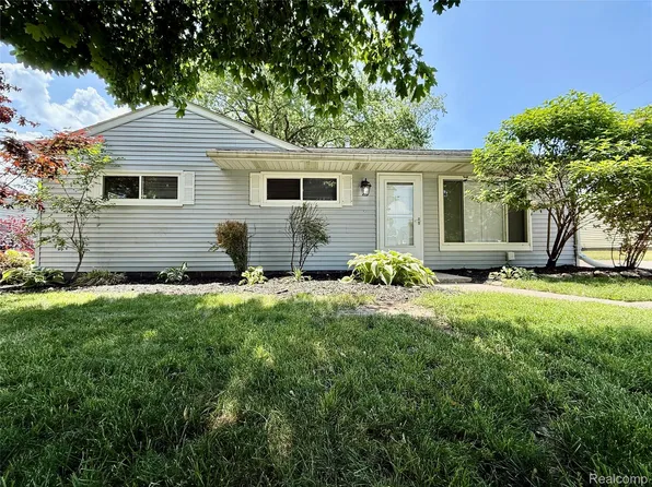 2526 Genes Dr, Auburn Hills, MI 48326