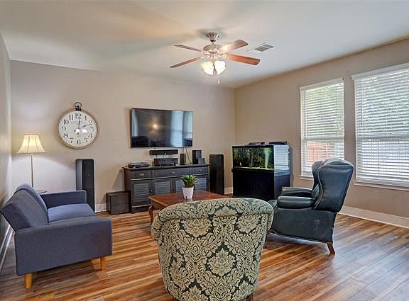 3rd image of 2717 Leslie Ln