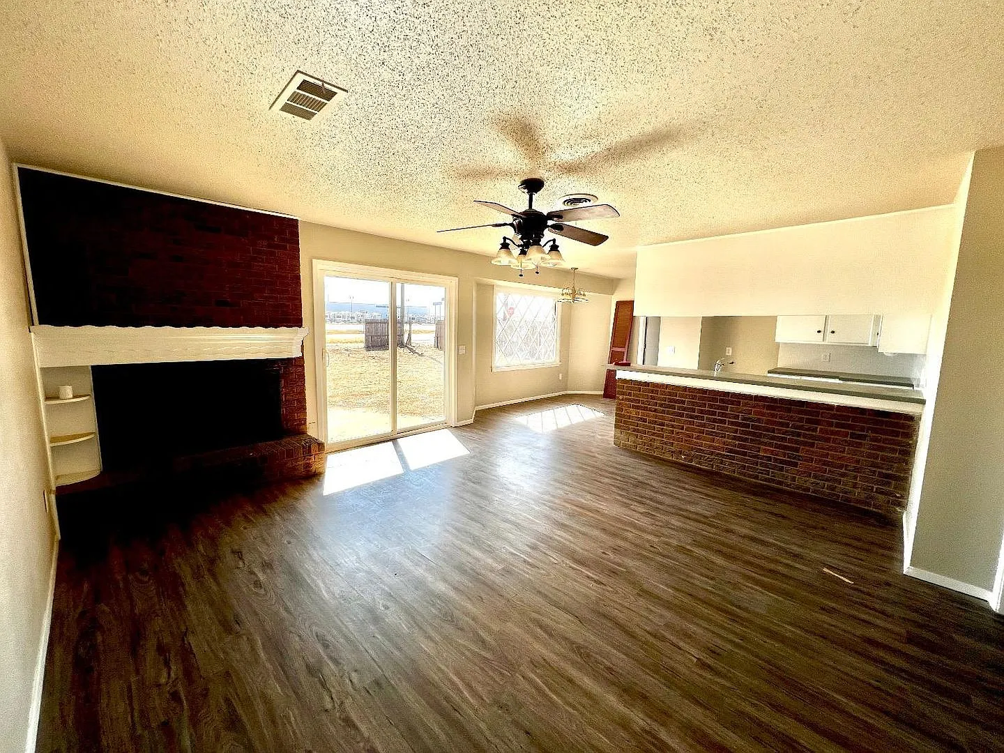 Great 3 bed 2 bath 1 car garage available now — Photo 3