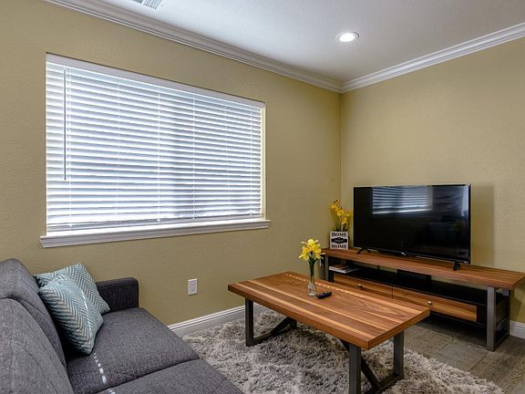 5th image of 879 Linda Vista Ave #A