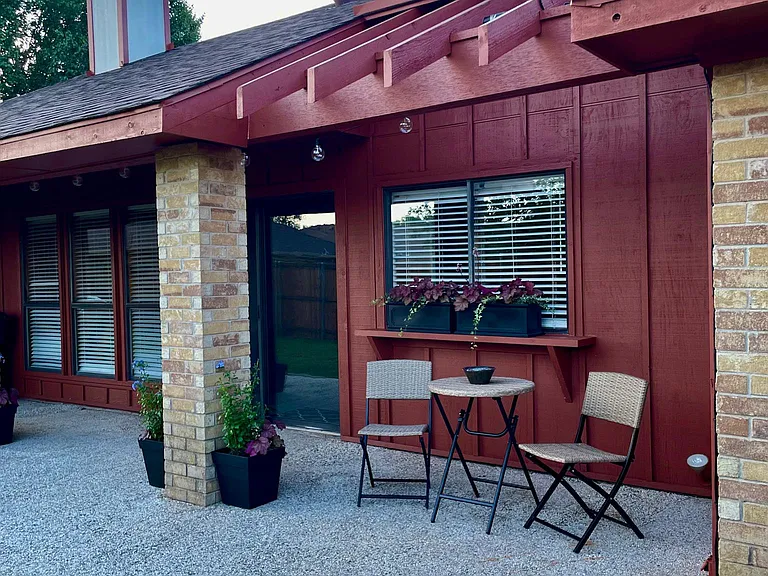 Alfresco Wine & Dine!
With plenty of room for Grilling!