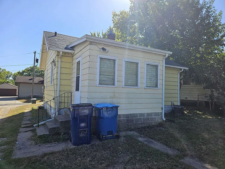 524 Upton Ave — Photo 2