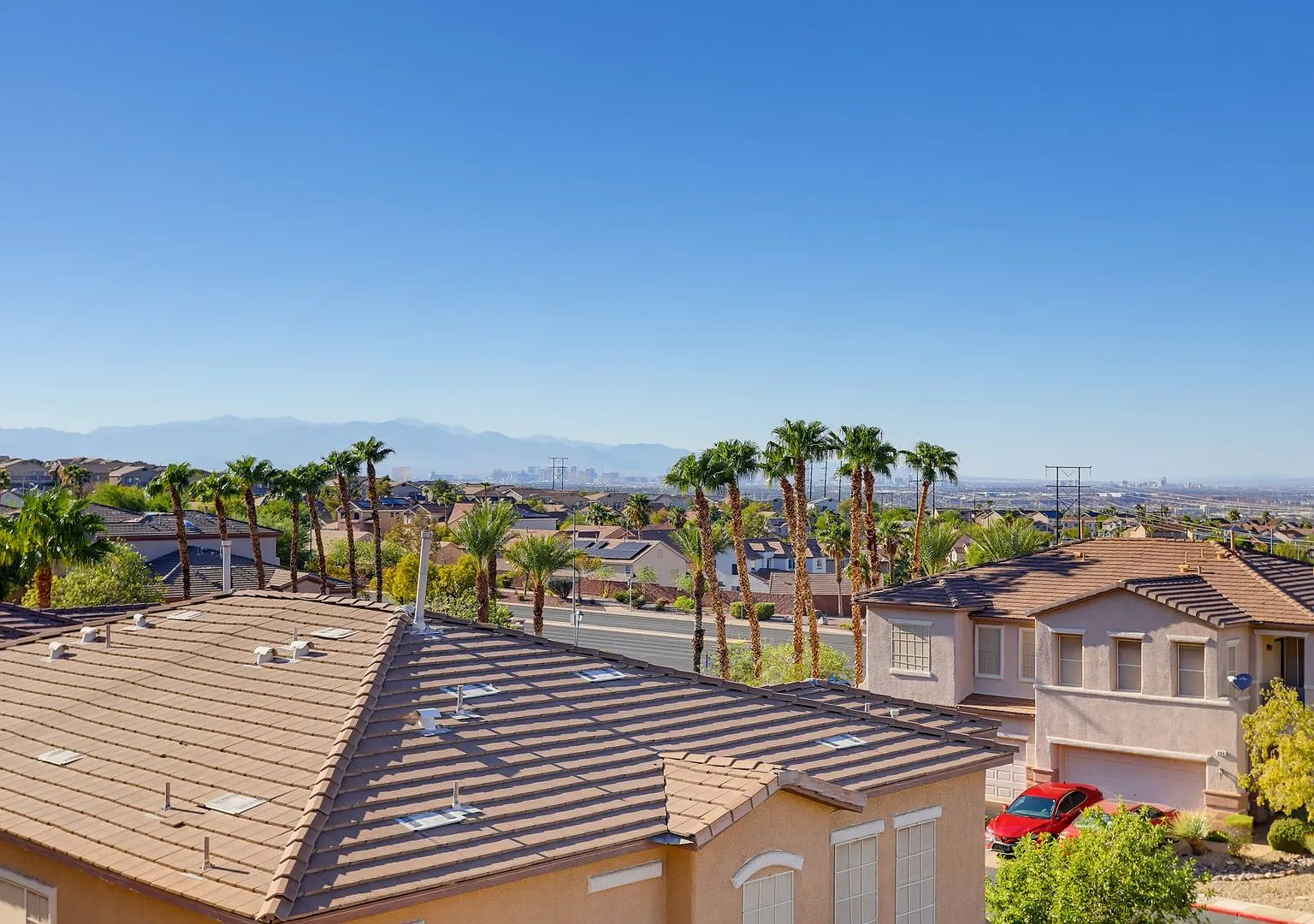 Henderson Townhome With Stunning Strip, City And Mountain Views — Photo 1