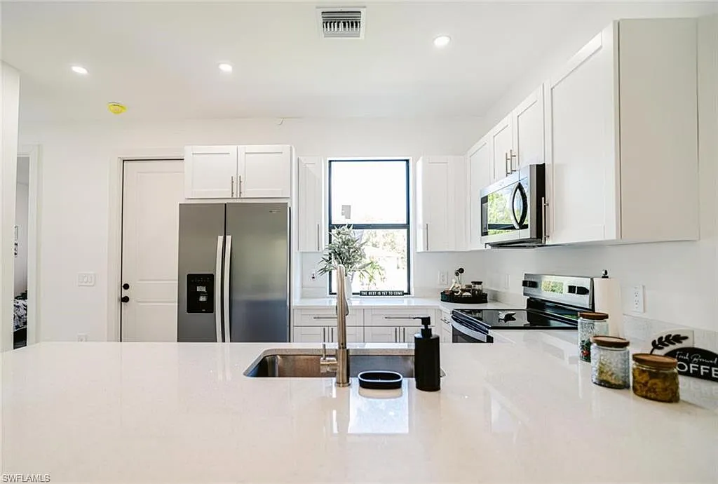 3 bed, 2.0 bath, 1222 sqft, $1,900 — Photo 2