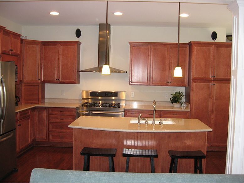 Kitchen w/island
