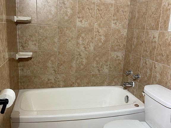 5th image of 110 Breton Rd #2