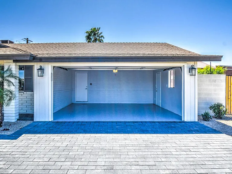 1039 E Geneva Dr — Photo 3