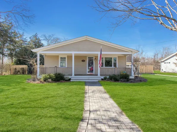 32 Hallock Rd, East Quogue, NY 11942