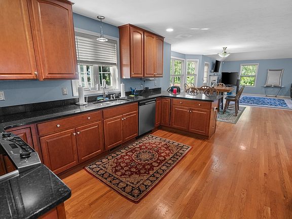 4th image of 23 Bailey Ln