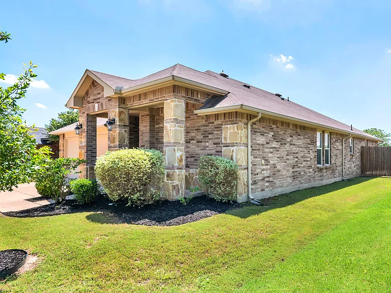 16329 Severn Ln — Photo 3