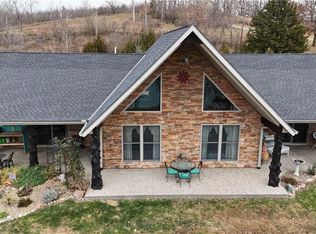 935 Monument Rd, Wathena, KS 66090