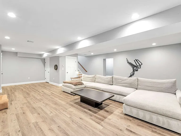 11 Chase Ave — Photo 17