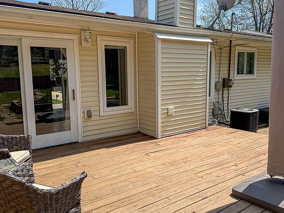 3rd image of 225 Valley Dr