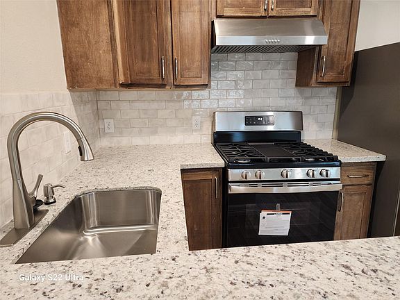 5th image of 702 McDaniel St #B