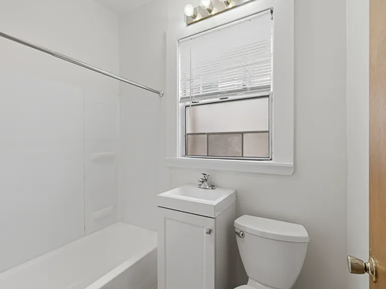 Abbottsford Apartments — Photo 136