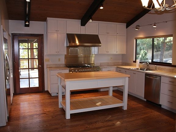 4th image of 205 Surrey Dr
