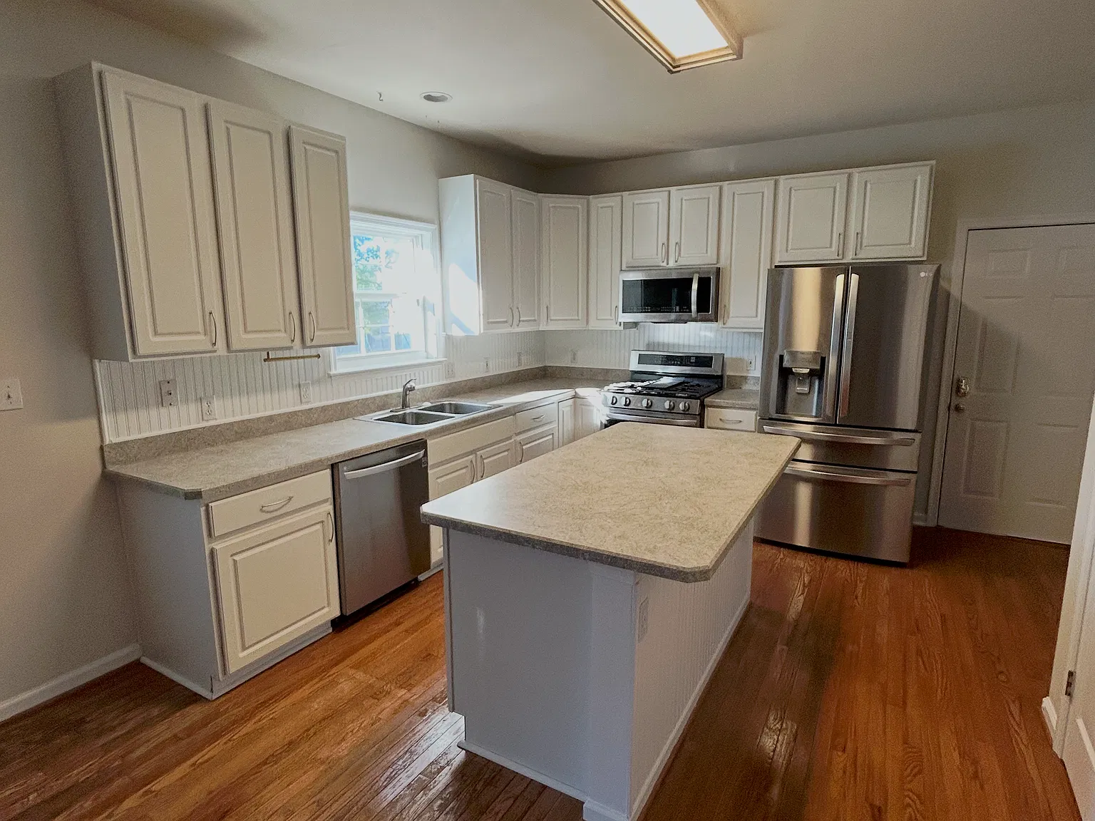 4 bed, 2.5 bath, 2128 sqft, $3,000 — Photo 2