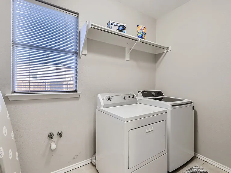 2520 Leicester Ct — Photo 9