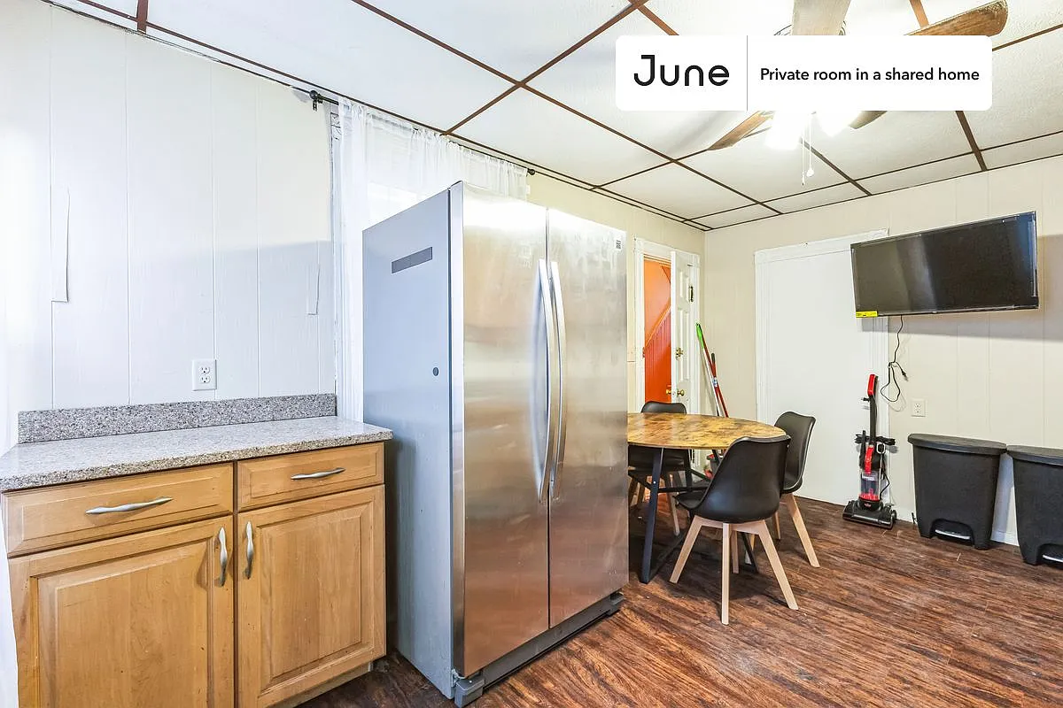 Queen bedroom in 5 bed/1 bath home in Harvard Square (Cambridge) #1808 A — Photo 4