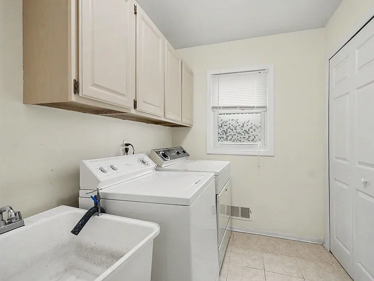 456 Essex Dr — Photo 14