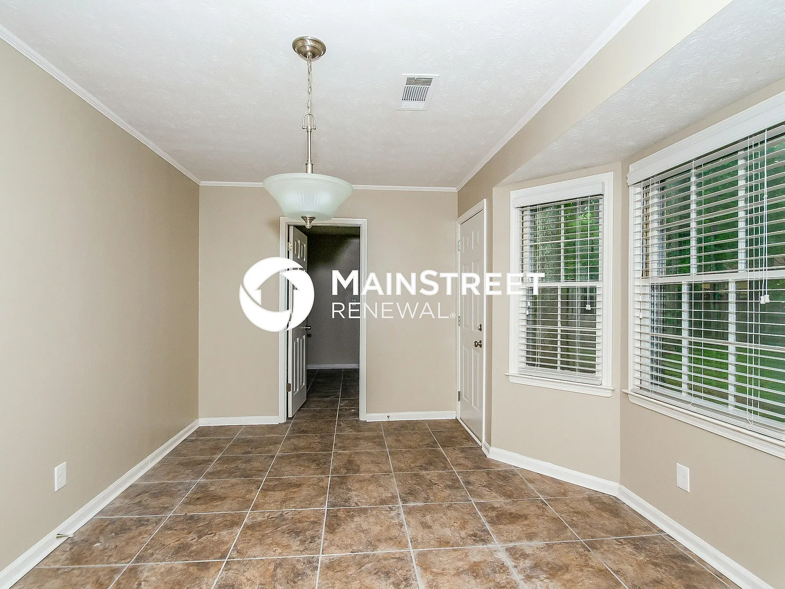 2135 Pinewood Dr — Photo 4