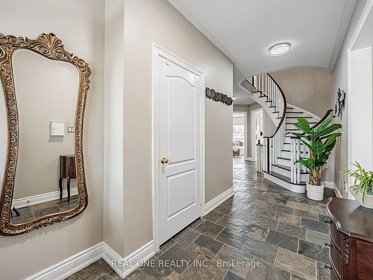51 Hanson Cres — Photo 3