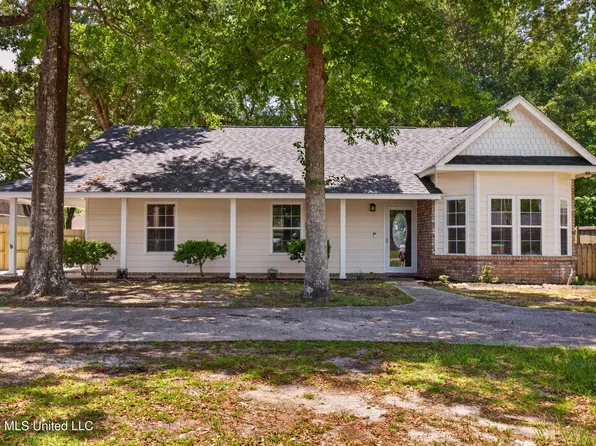 2621 Beach View Dr, Ocean Springs, MS 39564