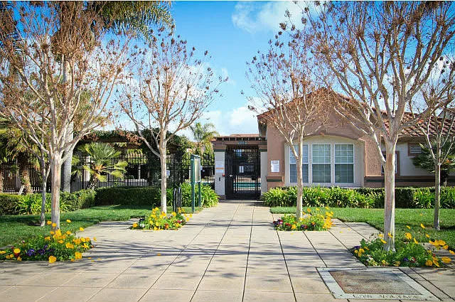 2228 Lenox Pl — Photo 2