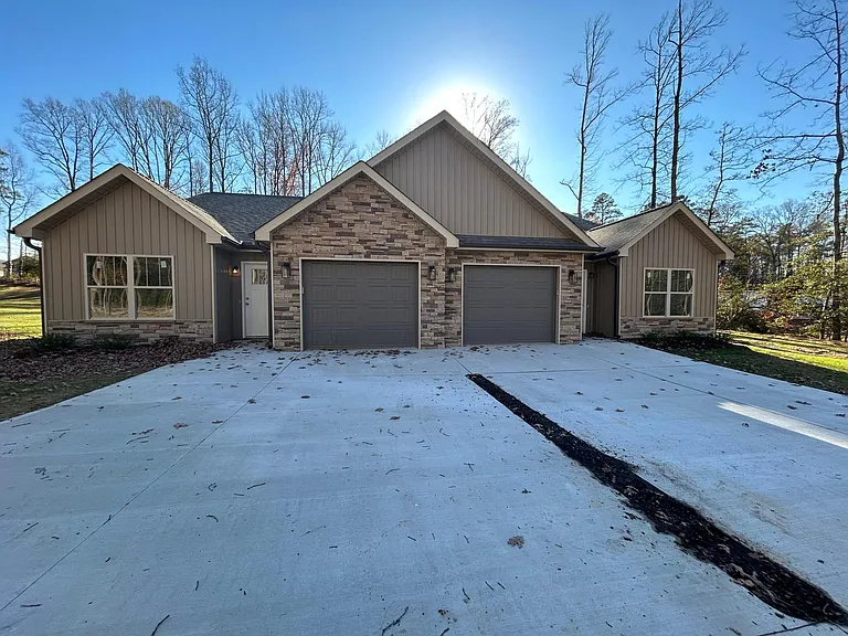 736 Jonas Cir — Photo 1