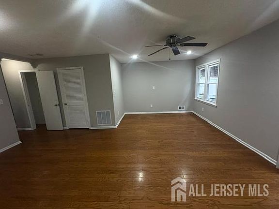 5th image of 81 Woodmere Dr