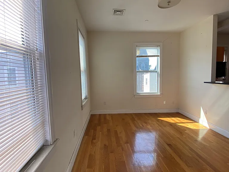 536 Cambridge St — Photo 10