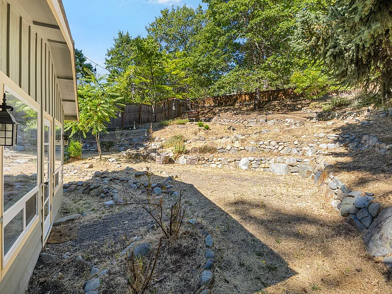 459 Herbert St — Photo 6