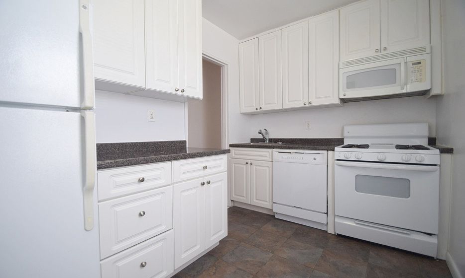 Harbor House - Kitchen - H03-03J