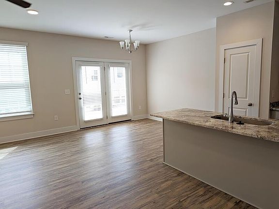 5th image of 906 Hillman Ln #1