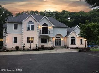 227 Bob White Dr, Henryville, PA 18332