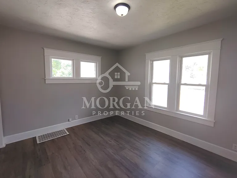 1327 Arrow Ave — Photo 3