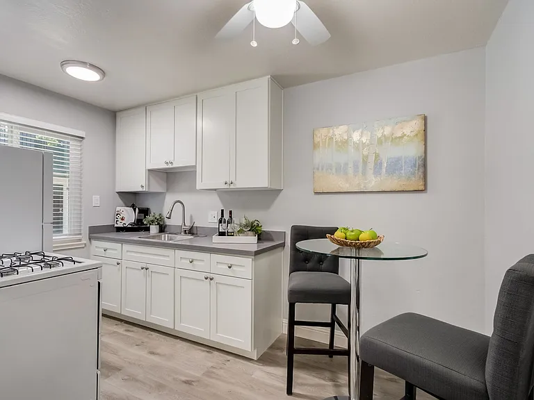 Sunset Crossings Apartments — Photo 8