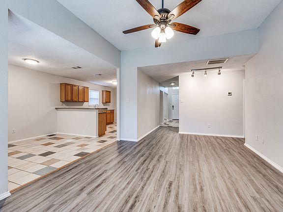 3rd image of 8113 Twin Oaks Trl