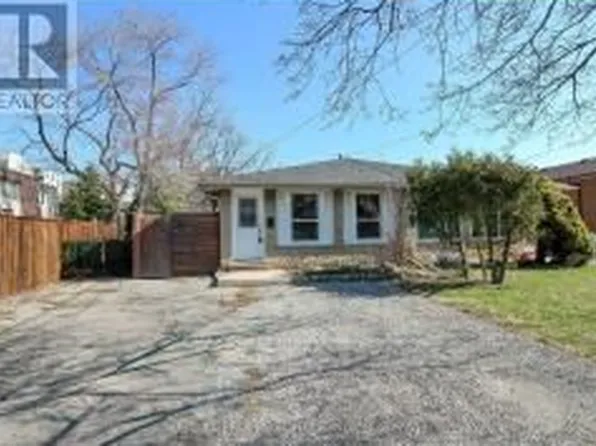881 Lawrence Rd, Hamilton, ON L8K 2A4