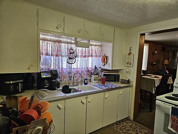 3rd image of 1116 Walker St