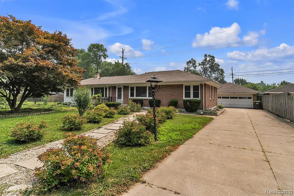 4 bed, 2.0 bath, 1934 sqft, $2,800 — Photo 3