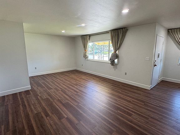 2nd image of 604 River Oaks Dr