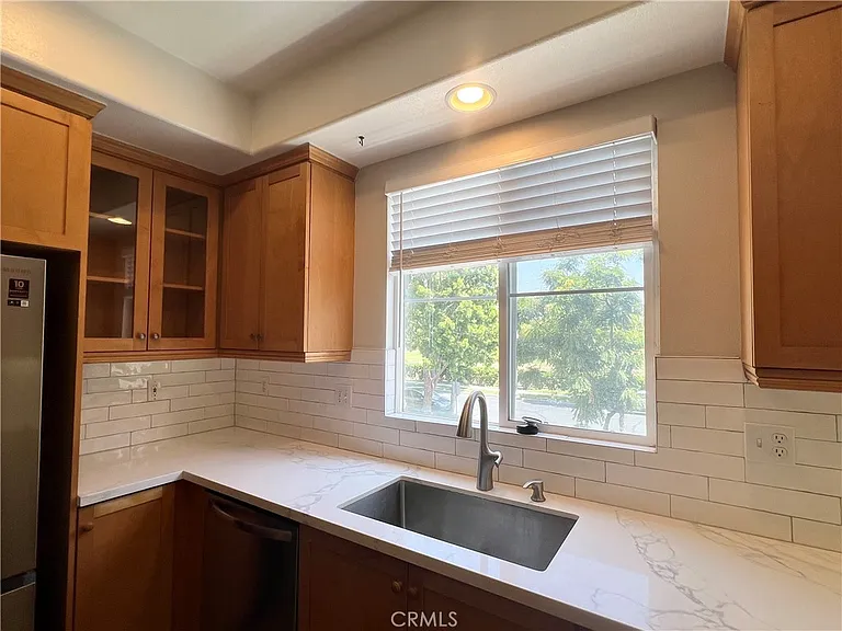 33 Visalia — Photo 10
